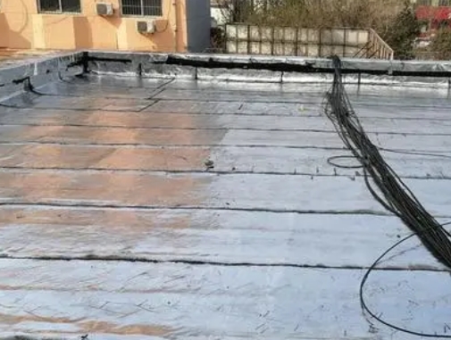 忻州卫生间漏水维修公司分享下忻州屋面楼顶防水刚性防水层施工要点。